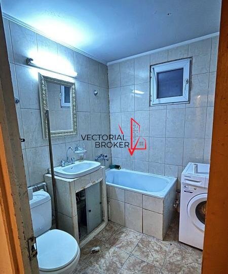 Piata Iancului, 3 camere decomandat, bloc 1980, reabilitat.